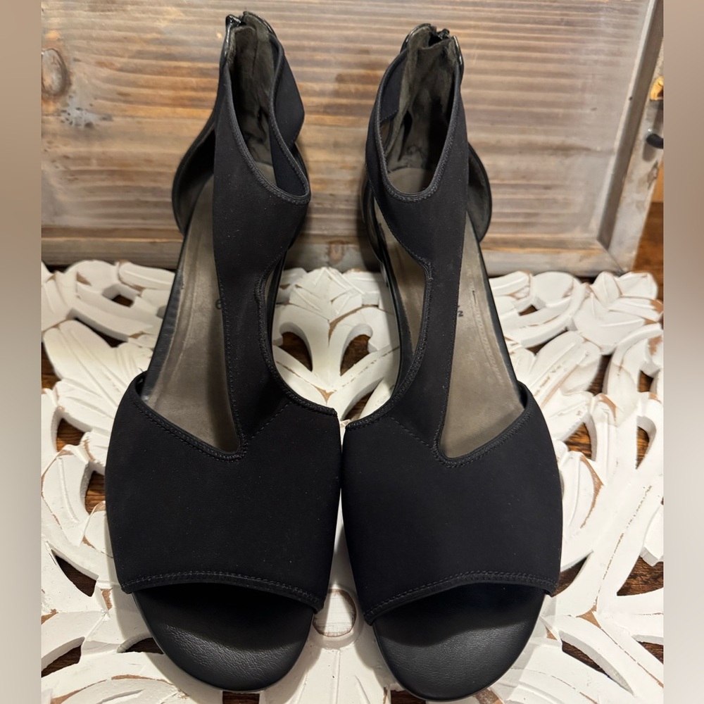 GABOR Women’s Size 6 1/2 T-Strap Black Sandals EUC
